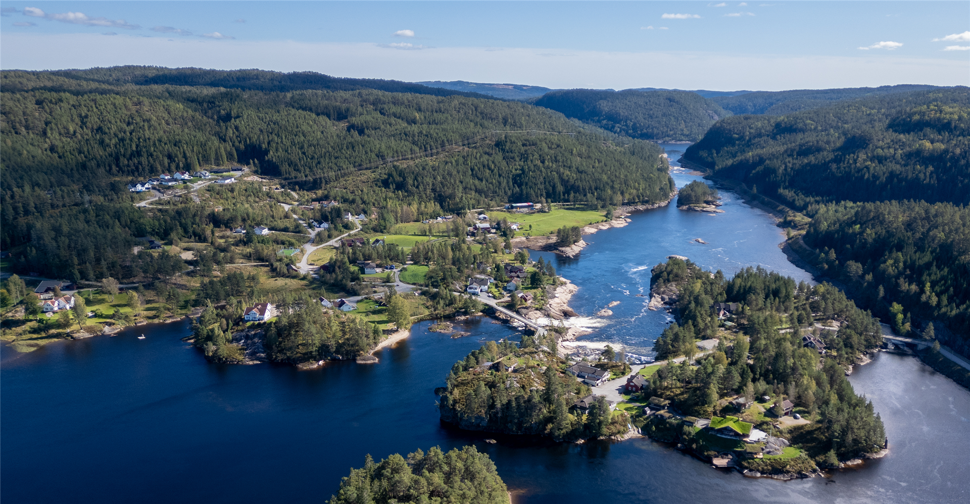 Skisland, helt sør i Iveland. Otra renner gjennom bygda