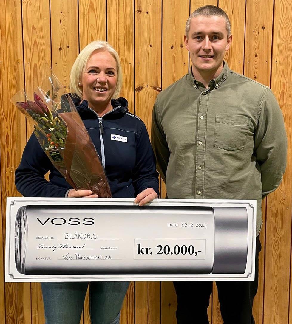 Carina Klungland i Blå Kors ferier mottar Voss stipend 2023 av transport- og lagersjef Will Trifitt ved Voss production - Klikk for stort bilde