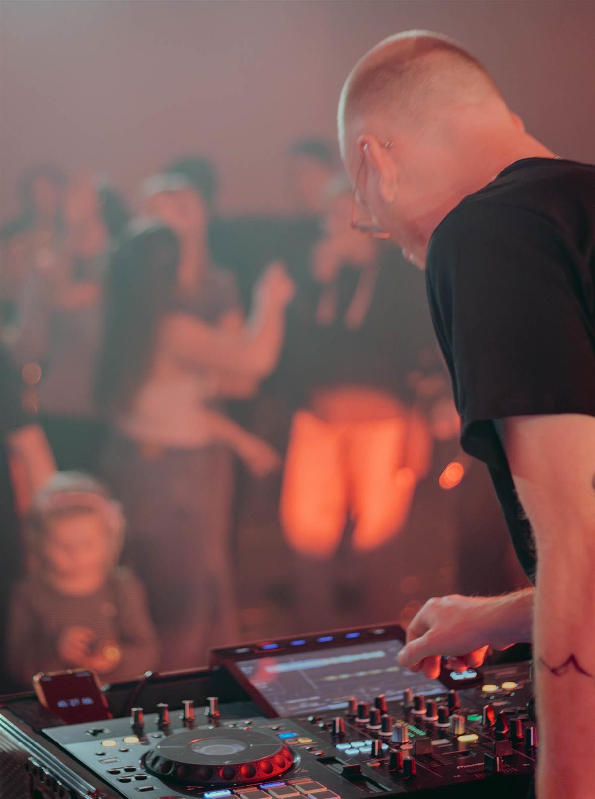 DJ Bassanova kommer 